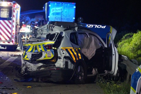 Lkw fährt auf A9 in Unfallstelle: Ein Toter